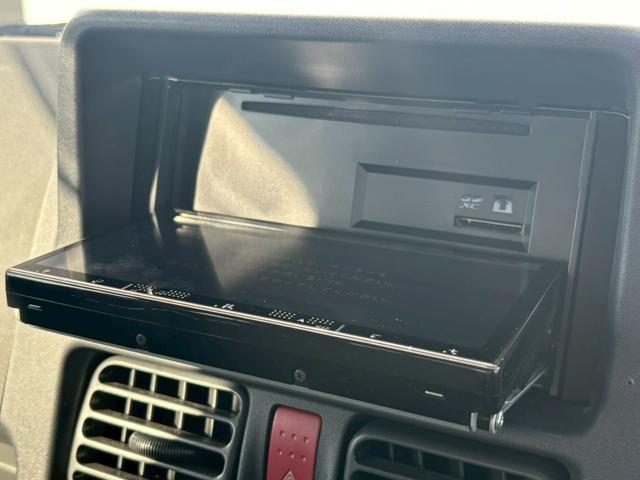 スーパーキャリイ Ｘ　禁煙車　三方開　４ＷＤ　ＡＴ車　クリアランスソナー　カロッツェリアナビ　フルセグ　オーバーヘッドコンソール　作業灯　荷台マット　ＨＩＤ　Ｂｌｕｅｔｏｏｔｈ　ＥＴＣ　　衝突軽減ブレーキ　車検整備付（17枚目）