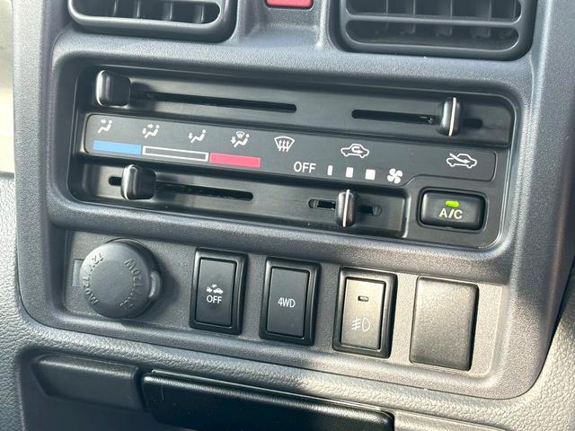 スーパーキャリイ Ｘ　禁煙車　三方開　４ＷＤ　ＡＴ車　クリアランスソナー　カロッツェリアナビ　フルセグ　オーバーヘッドコンソール　作業灯　荷台マット　ＨＩＤ　Ｂｌｕｅｔｏｏｔｈ　ＥＴＣ　　衝突軽減ブレーキ　車検整備付（21枚目）