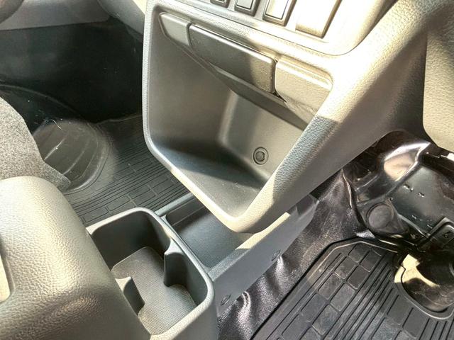 スーパーキャリイ Ｘ　禁煙車　三方開　４ＷＤ　ＡＴ車　クリアランスソナー　カロッツェリアナビ　フルセグ　オーバーヘッドコンソール　作業灯　荷台マット　ＨＩＤ　Ｂｌｕｅｔｏｏｔｈ　ＥＴＣ　　衝突軽減ブレーキ　車検整備付（23枚目）