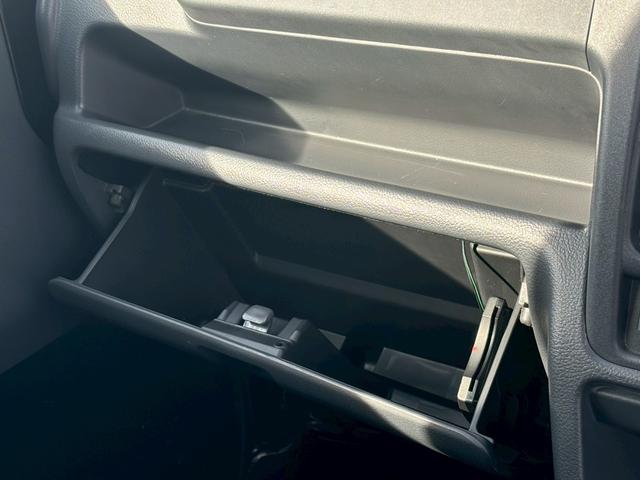 スーパーキャリイ Ｘ　禁煙車　三方開　４ＷＤ　ＡＴ車　クリアランスソナー　カロッツェリアナビ　フルセグ　オーバーヘッドコンソール　作業灯　荷台マット　ＨＩＤ　Ｂｌｕｅｔｏｏｔｈ　ＥＴＣ　　衝突軽減ブレーキ　車検整備付（27枚目）