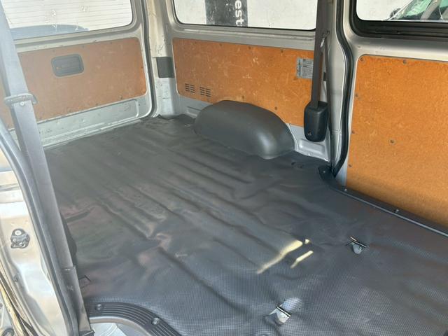 ハイエースバン ロングＤＸ　ＧＬパッケージ　禁煙車　社外ＳＤナビ・フルセグ　バックカメラ内臓ミラー　ＥＴＣ　ＬＥＤヘッドライト　両側スライドドア　Ｂｌｕｅｔｏｏｔｈ　ＣＤ・ＤＶＤ再生可　電格ミラー　フォグランプ　キーレス　スペアキー　車検整備付（32枚目）