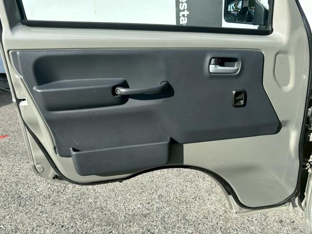 キャリイトラック KCスペシャル 禁煙車 5MT デュアルカメラブレーキサポート エアコン パワステ パワーウインドウ オートライト 運転席助手席エアバック 純正オーディオ ETC リアゲートチェーン アッパーメンバーガード キーレス(25枚目)