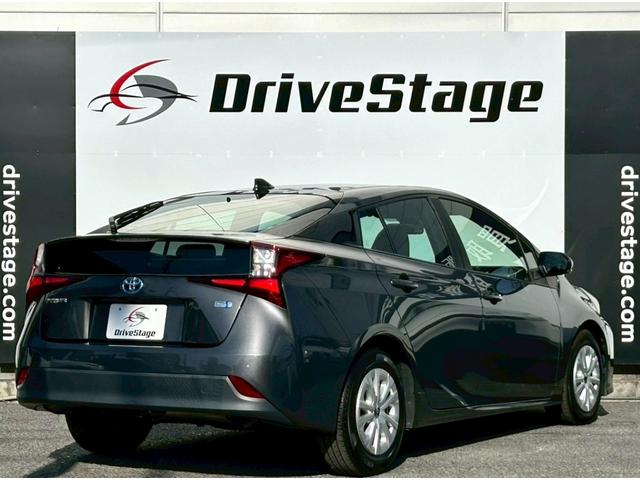 プリウス S 禁煙車 トヨタセーフティセンス 純正ナビ バックカメラ ETC 前後クリアランスソナー BLUETOOTH LEDヘッドライト 革巻きステアリング 純正15インチアルミホイール スペアキー 車検整備付(7枚目)