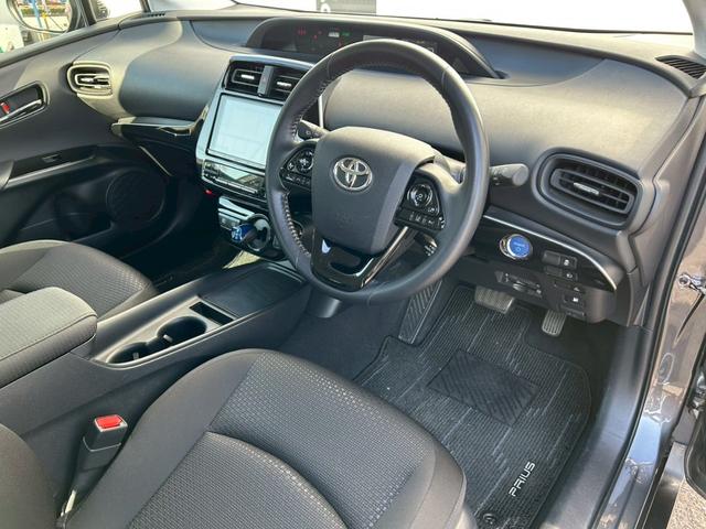 プリウス S 禁煙車 トヨタセーフティセンス 純正ナビ バックカメラ ETC 前後クリアランスソナー BLUETOOTH LEDヘッドライト 革巻きステアリング 純正15インチアルミホイール スペアキー 車検整備付(9枚目)
