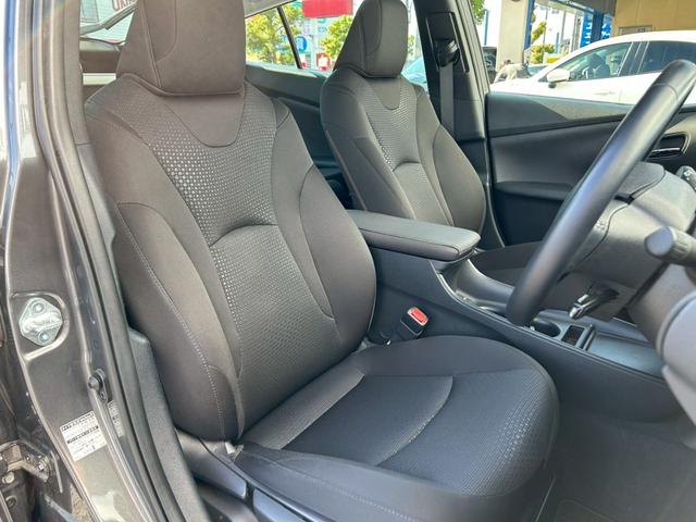 プリウス S 禁煙車 トヨタセーフティセンス 純正ナビ バックカメラ ETC 前後クリアランスソナー BLUETOOTH LEDヘッドライト 革巻きステアリング 純正15インチアルミホイール スペアキー 車検整備付(10枚目)