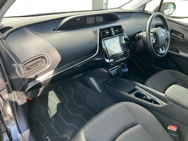 プリウス S 禁煙車 トヨタセーフティセンス 純正ナビ バックカメラ ETC 前後クリアランスソナー BLUETOOTH LEDヘッドライト 革巻きステアリング 純正15インチアルミホイール スペアキー 車検整備付(12枚目)