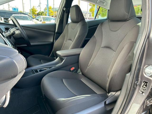 プリウス S 禁煙車 トヨタセーフティセンス 純正ナビ バックカメラ ETC 前後クリアランスソナー BLUETOOTH LEDヘッドライト 革巻きステアリング 純正15インチアルミホイール スペアキー 車検整備付(13枚目)