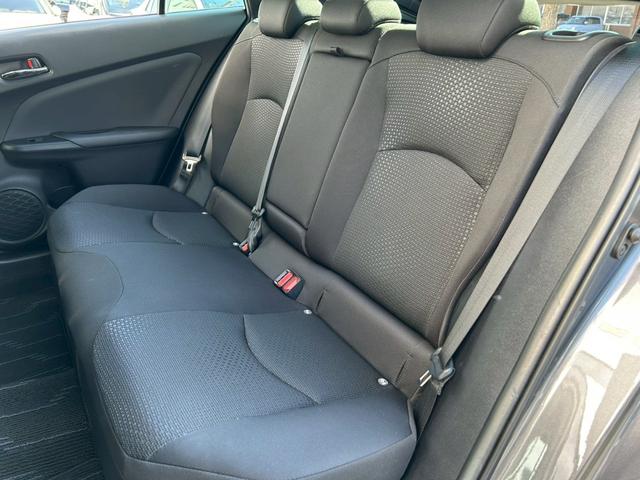 プリウス S 禁煙車 トヨタセーフティセンス 純正ナビ バックカメラ ETC 前後クリアランスソナー BLUETOOTH LEDヘッドライト 革巻きステアリング 純正15インチアルミホイール スペアキー 車検整備付(15枚目)