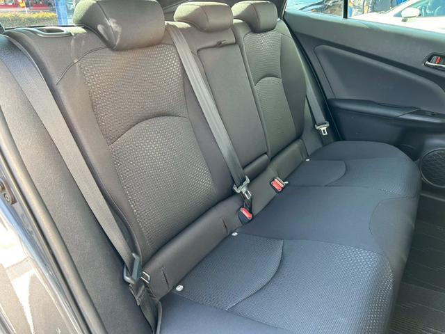 プリウス S 禁煙車 トヨタセーフティセンス 純正ナビ バックカメラ ETC 前後クリアランスソナー BLUETOOTH LEDヘッドライト 革巻きステアリング 純正15インチアルミホイール スペアキー 車検整備付(16枚目)