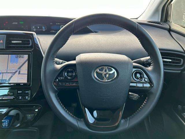 プリウス S 禁煙車 トヨタセーフティセンス 純正ナビ バックカメラ ETC 前後クリアランスソナー BLUETOOTH LEDヘッドライト 革巻きステアリング 純正15インチアルミホイール スペアキー 車検整備付(19枚目)