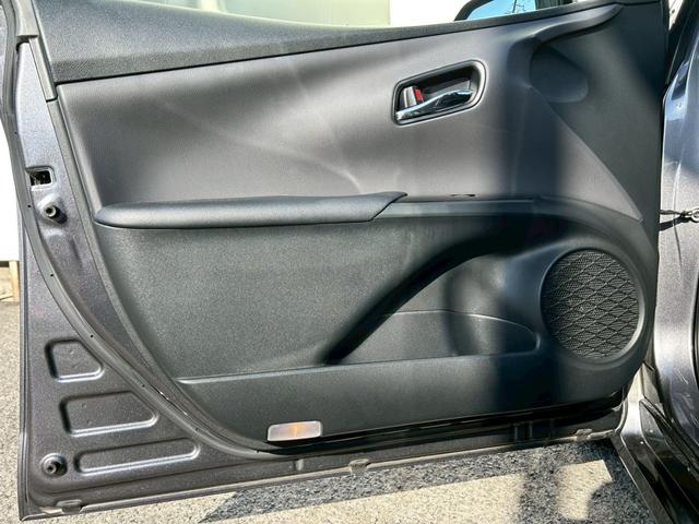 プリウス S 禁煙車 トヨタセーフティセンス 純正ナビ バックカメラ ETC 前後クリアランスソナー BLUETOOTH LEDヘッドライト 革巻きステアリング 純正15インチアルミホイール スペアキー 車検整備付(31枚目)
