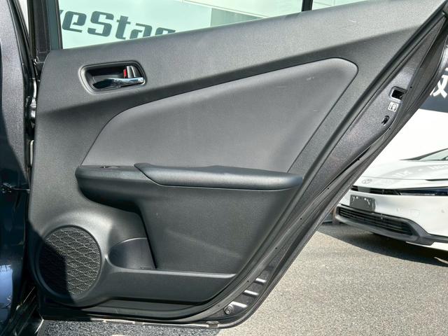 プリウス S 禁煙車 トヨタセーフティセンス 純正ナビ バックカメラ ETC 前後クリアランスソナー BLUETOOTH LEDヘッドライト 革巻きステアリング 純正15インチアルミホイール スペアキー 車検整備付(32枚目)