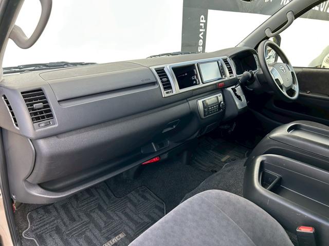 ハイエースワゴン グランドキャビン　禁煙車／法人ワンオーナー／トヨタセーフティセンス／４ＷＤ／１０人乗り／純正ナビＴＶ／バックカメラ／ＥＴＣ／オートハイビーム／オートエアコン／プライバシーガラス／リア両側固定ガラス／車検整備付き（12枚目）