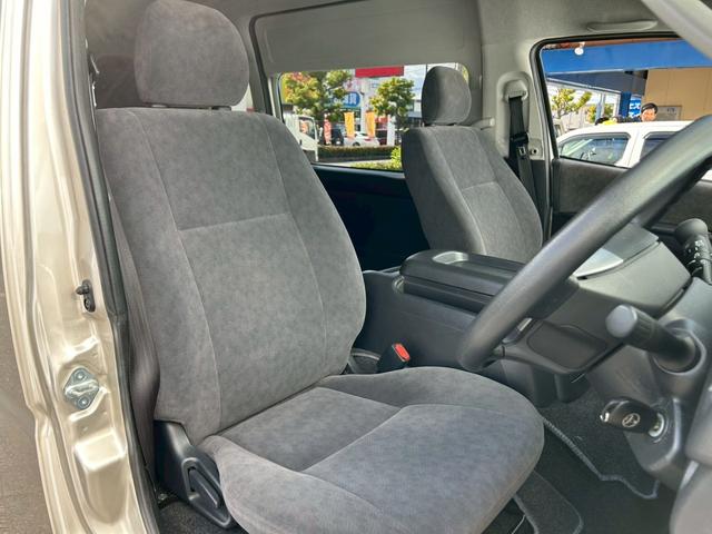 ハイエースワゴン グランドキャビン　禁煙車／法人ワンオーナー／トヨタセーフティセンス／４ＷＤ／１０人乗り／純正ナビＴＶ／バックカメラ／ＥＴＣ／オートハイビーム／オートエアコン／プライバシーガラス／リア両側固定ガラス／車検整備付き（15枚目）