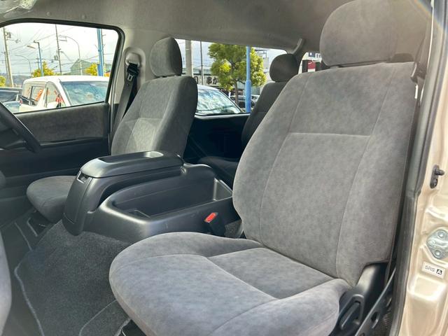 ハイエースワゴン グランドキャビン　禁煙車／法人ワンオーナー／トヨタセーフティセンス／４ＷＤ／１０人乗り／純正ナビＴＶ／バックカメラ／ＥＴＣ／オートハイビーム／オートエアコン／プライバシーガラス／リア両側固定ガラス／車検整備付き（16枚目）