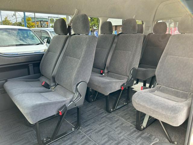 ハイエースワゴン グランドキャビン　禁煙車／法人ワンオーナー／トヨタセーフティセンス／４ＷＤ／１０人乗り／純正ナビＴＶ／バックカメラ／ＥＴＣ／オートハイビーム／オートエアコン／プライバシーガラス／リア両側固定ガラス／車検整備付き（19枚目）