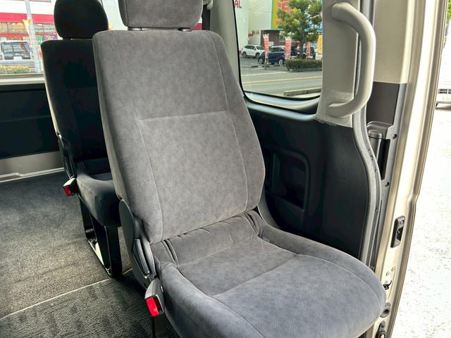 ハイエースワゴン グランドキャビン　禁煙車／法人ワンオーナー／トヨタセーフティセンス／４ＷＤ／１０人乗り／純正ナビＴＶ／バックカメラ／ＥＴＣ／オートハイビーム／オートエアコン／プライバシーガラス／リア両側固定ガラス／車検整備付き（22枚目）