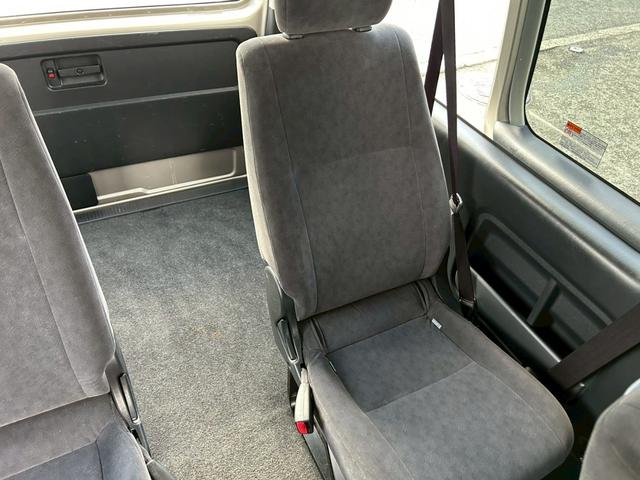ハイエースワゴン グランドキャビン　禁煙車／法人ワンオーナー／トヨタセーフティセンス／４ＷＤ／１０人乗り／純正ナビＴＶ／バックカメラ／ＥＴＣ／オートハイビーム／オートエアコン／プライバシーガラス／リア両側固定ガラス／車検整備付き（23枚目）
