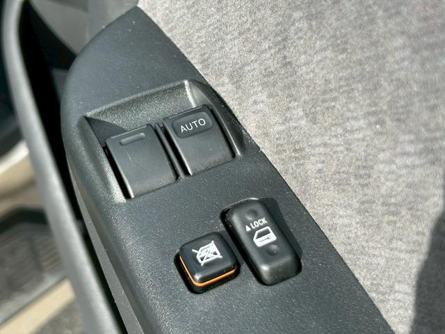 ハイエースワゴン グランドキャビン　禁煙車／法人ワンオーナー／トヨタセーフティセンス／４ＷＤ／１０人乗り／純正ナビＴＶ／バックカメラ／ＥＴＣ／オートハイビーム／オートエアコン／プライバシーガラス／リア両側固定ガラス／車検整備付き（30枚目）