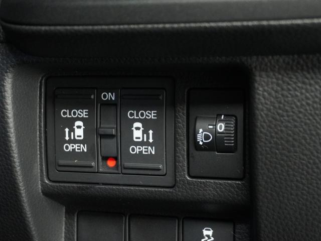 ステップワゴン エアー　１オ－ナ－　ナビ　後席モニタ　Ｒカメ　ＥＴＣ　両電扉　ＢＴ　後席シェード　運転席ハイトアジャスターシート　液晶メーター　インテリア内装黒　サイドバイザー　二列目キャプテンシート　電動サイドブレーキ（6枚目）
