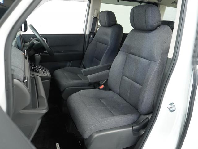 ステップワゴン エアー　１オ－ナ－　ナビ　後席モニタ　Ｒカメ　ＥＴＣ　両電扉　ＢＴ　後席シェード　運転席ハイトアジャスターシート　液晶メーター　インテリア内装黒　サイドバイザー　二列目キャプテンシート　電動サイドブレーキ（11枚目）