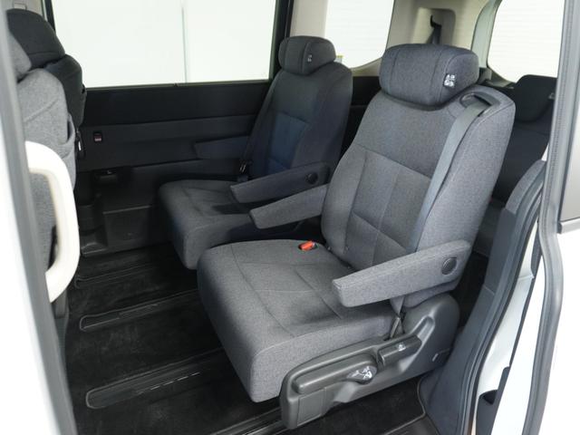 ステップワゴン エアー　１オ－ナ－　ナビ　後席モニタ　Ｒカメ　ＥＴＣ　両電扉　ＢＴ　後席シェード　運転席ハイトアジャスターシート　液晶メーター　インテリア内装黒　サイドバイザー　二列目キャプテンシート　電動サイドブレーキ（12枚目）