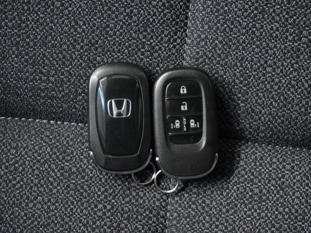 ステップワゴン エアー　１オ－ナ－　ナビ　後席モニタ　Ｒカメ　ＥＴＣ　両電扉　ＢＴ　後席シェード　運転席ハイトアジャスターシート　液晶メーター　インテリア内装黒　サイドバイザー　二列目キャプテンシート　電動サイドブレーキ（20枚目）