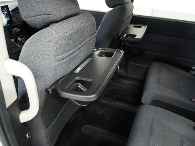 ステップワゴン エアー　１オ－ナ－　ナビ　後席モニタ　Ｒカメ　ＥＴＣ　両電扉　ＢＴ　後席シェード　運転席ハイトアジャスターシート　液晶メーター　インテリア内装黒　サイドバイザー　二列目キャプテンシート　電動サイドブレーキ（39枚目）