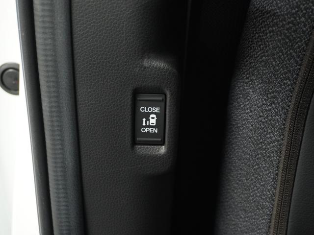 ステップワゴン エアー　１オ－ナ－　ナビ　後席モニタ　Ｒカメ　ＥＴＣ　両電扉　ＢＴ　後席シェード　運転席ハイトアジャスターシート　液晶メーター　インテリア内装黒　サイドバイザー　二列目キャプテンシート　電動サイドブレーキ（40枚目）