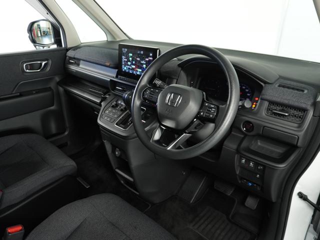 ステップワゴン エアー　１オ－ナ－　ナビ　後席モニタ　Ｒカメ　ＥＴＣ　両電扉　ＢＴ　後席シェード　運転席ハイトアジャスターシート　液晶メーター　インテリア内装黒　サイドバイザー　二列目キャプテンシート　電動サイドブレーキ（65枚目）