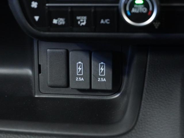 Ｎ－ＢＯＸカスタム Ｇ・Ｌターボホンダセンシング　ナビ　Ｒカメ　ＥＴＣ　両電扉　ＢＴ　地デジ　ＬＥＤ　クルコン　サイドバイザー　後席シェード　インテリア内装ブラック　合皮コンビシート　革巻ステアリング　ターボ車　運転席ハイトアジャスターシート（6枚目）