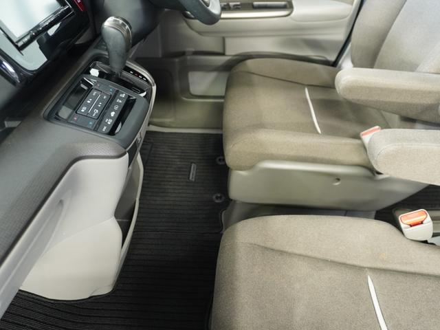 ステップワゴン Ｇホンダセンシング　１オ－ナ－　両電扉　ナビ　Ｒカメラ　ＥＴＣ　サイドバイザー　後席シェード　インテリア内装アイボリー　シートバックテーブル　デジタルメーター　三列シート　二列目キャプテンシート　ＬＥＤヘッドライト（35枚目）