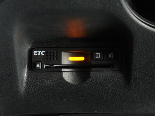フィットハイブリッド スマートセレクション　ナビ　Ｒカメ　ＥＴＣ　クルコン　ＵＳＢ接続　ＣＤ再生　サイドバイザー　運転席ハイトアジャスターシート　インテリア内装ブラック　革巻ステアリング　スマートキー　フロントグラデーションガラス（4枚目）