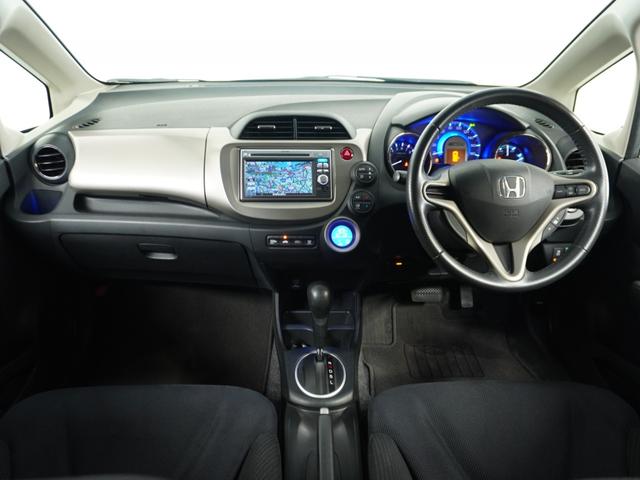 フィットハイブリッド スマートセレクション　ナビ　Ｒカメ　ＥＴＣ　クルコン　ＵＳＢ接続　ＣＤ再生　サイドバイザー　運転席ハイトアジャスターシート　インテリア内装ブラック　革巻ステアリング　スマートキー　フロントグラデーションガラス（6枚目）