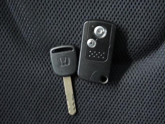 フィットハイブリッド スマートセレクション　ナビ　Ｒカメ　ＥＴＣ　クルコン　ＵＳＢ接続　ＣＤ再生　サイドバイザー　運転席ハイトアジャスターシート　インテリア内装ブラック　革巻ステアリング　スマートキー　フロントグラデーションガラス（17枚目）