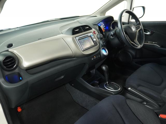 フィットハイブリッド スマートセレクション　ナビ　Ｒカメ　ＥＴＣ　クルコン　ＵＳＢ接続　ＣＤ再生　サイドバイザー　運転席ハイトアジャスターシート　インテリア内装ブラック　革巻ステアリング　スマートキー　フロントグラデーションガラス（30枚目）