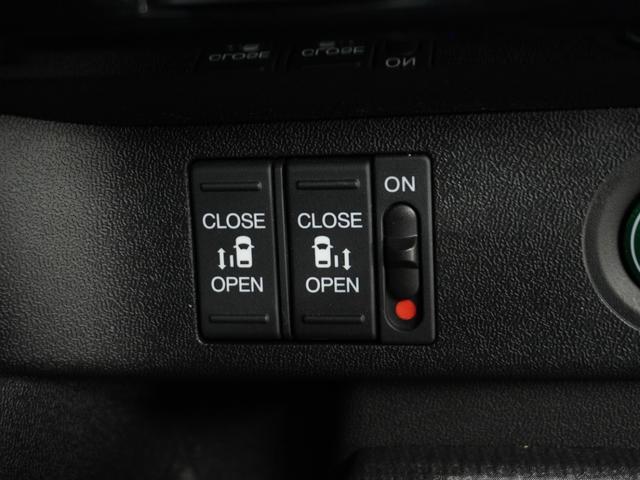 ステップワゴンスパーダ スパーダホンダセンシング　ナビ　Ｄレコ　Ｒカメ　ＥＴＣ２．０　両電扉　ＢＴ接続　ＬＥＤ　インテリア内装黒　運転席ハイトアジャスターシート　後席シェード　二列目ベンチシート　パドルシフト　デジタルメーター　革巻ステアリング（7枚目）