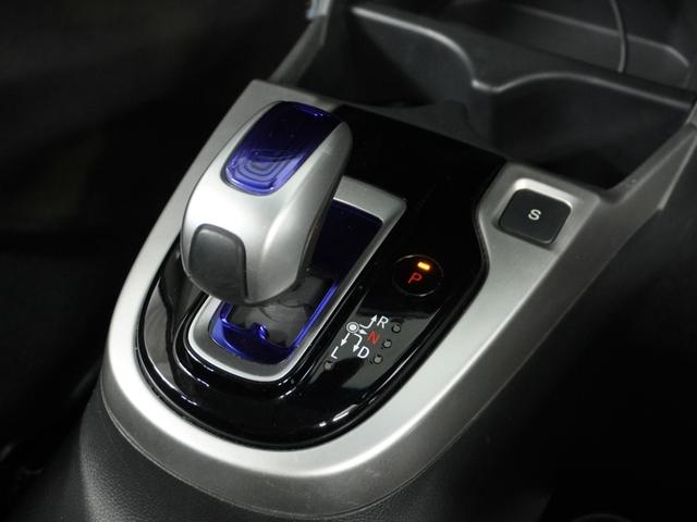 フィットハイブリッド Lパッケージ ナビ 地デジ DVD CD リアカメラ ETC インテリア内装ブラック 運転席ハイトアジャスターシート フロントグラデーションガラス アームレスト 合皮コンビシート 社外アルミホイル オートエアコン.(32枚目)