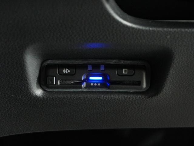 フィット クロスター 1オ-ナ- LED ナビ Rカメラ ETC ドライブレコーダー 運転席ハイトアジャスターシート フロントグラデーションガラス 液晶メーター サイドカーテンエアバック ツートンカラー オートエアコン.(7枚目)