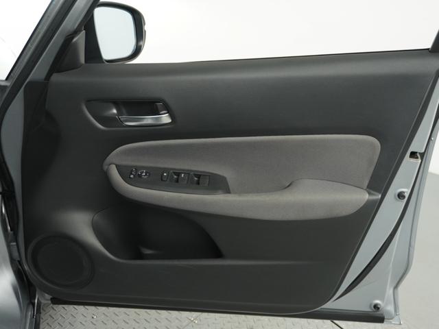 フィット クロスター 1オ-ナ- LED ナビ Rカメラ ETC ドライブレコーダー 運転席ハイトアジャスターシート フロントグラデーションガラス 液晶メーター サイドカーテンエアバック ツートンカラー オートエアコン.(44枚目)