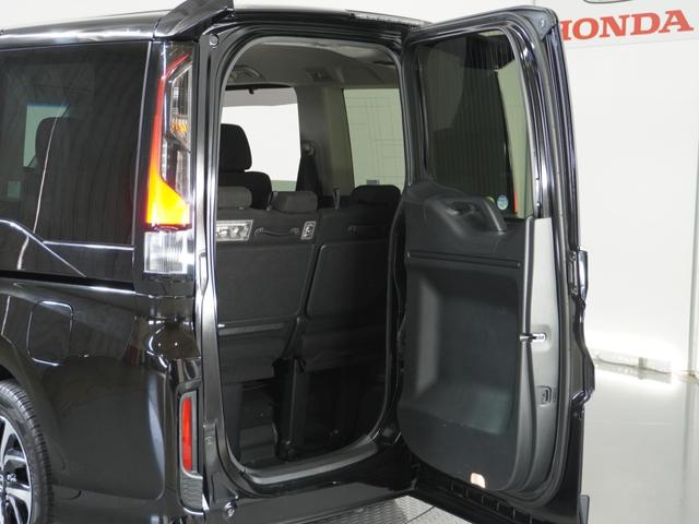 ステップワゴンスパーダ スパーダホンダセンシング ナビ 両側電動扉 バックカメラ ETC 三列シート サイドバイザー わくわくゲート 後席シェード 革巻ステアリング 運転席ハイトアジャスターシート デジパネ インテリア内装ブラック パドルシフト(16枚目)