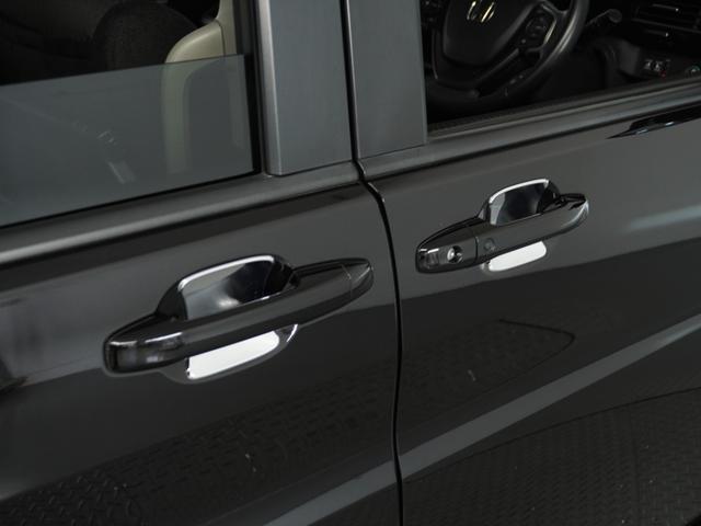 ステップワゴンスパーダ スパーダホンダセンシング ナビ 両側電動扉 バックカメラ ETC 三列シート サイドバイザー わくわくゲート 後席シェード 革巻ステアリング 運転席ハイトアジャスターシート デジパネ インテリア内装ブラック パドルシフト(44枚目)