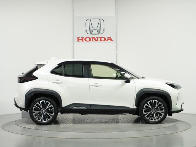 ヤリスクロス ハイブリッドＺ　ナビ　全周囲カメラ　ＢＴ接続　ＥＴＣ　クルコン　　ブラインドスポットモニター　液晶メーター　インテリア内装ブラウン　サイドバイザー　合皮コンビブラウンシート　ウインカーミラー　運転席パワーシート（24枚目）