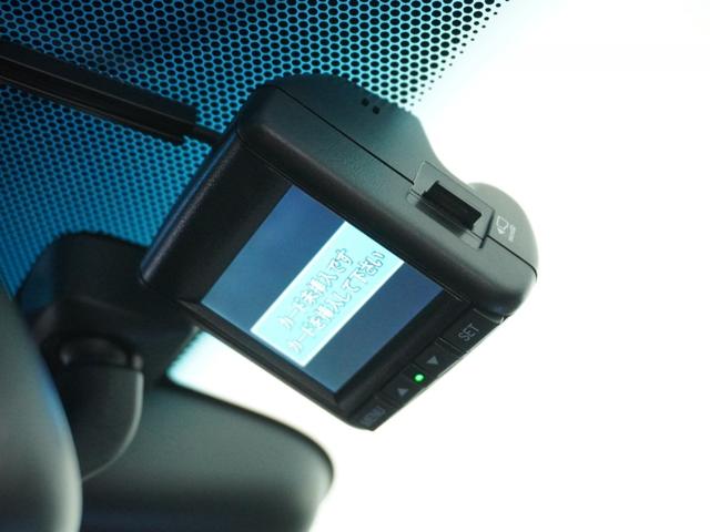 フィットハイブリッド Ｌホンダセンシング　１オ－ナ－　ナビ　Ｒカメ　Ｄレコ　ＥＴＣ　クルコン　ＢＴ　地デジ　サイドバイザー　合皮コンビシート　インテリア内装ブラック　サイドバイザー　モデューロアルミホイル　フロントグラデーションガラス（4枚目）