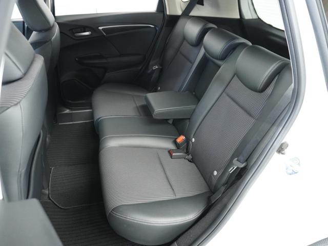 フィットハイブリッド Ｌホンダセンシング　１オ－ナ－　ナビ　Ｒカメ　Ｄレコ　ＥＴＣ　クルコン　ＢＴ　地デジ　サイドバイザー　合皮コンビシート　インテリア内装ブラック　サイドバイザー　モデューロアルミホイル　フロントグラデーションガラス（12枚目）