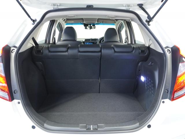 フィットハイブリッド Ｌホンダセンシング　１オ－ナ－　ナビ　Ｒカメ　Ｄレコ　ＥＴＣ　クルコン　ＢＴ　地デジ　サイドバイザー　合皮コンビシート　インテリア内装ブラック　サイドバイザー　モデューロアルミホイル　フロントグラデーションガラス（17枚目）