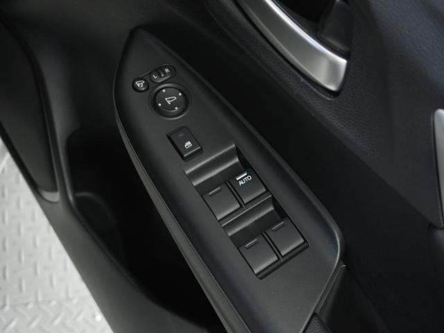 フィットハイブリッド Ｌホンダセンシング　１オ－ナ－　ナビ　Ｒカメ　Ｄレコ　ＥＴＣ　クルコン　ＢＴ　地デジ　サイドバイザー　合皮コンビシート　インテリア内装ブラック　サイドバイザー　モデューロアルミホイル　フロントグラデーションガラス（43枚目）