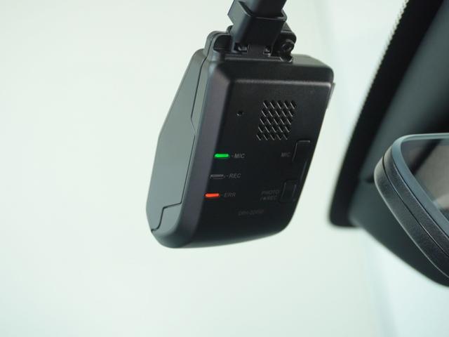 ���h���C�u���R�[�_�[���f���E�����Ȃǂ��L�^���鎩���ԗp�̑��u�ł��B�@�������̎��̂̍ۂ̋L�^�͂������A���s�̍ۂ̎v���o�Ƃ��ăh���C�u�̉f�����y���ނ��Ƃ��ł��܂��B