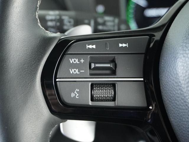 ���n���h���Ɂy�I�[�f�B�I�����R���X�C�b�`�z����������Ă܂��B���_�����炷���ƂȂ��A�{�����[�������E�I�[�f�B�I�\�[�X�ؑցE�I�Ȃ��o���܂��B���S�^�]���Ȃ��瑀�삪�\�ɂȂ�܂����B