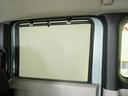 ◆スクリーンサンシェード◆リアドアにが装備されています。日差しを和らげ、プライバシーの保護にも役立ちます。後部座席にお子様を乗車させるときも、ゆっくりお昼寝できます♪